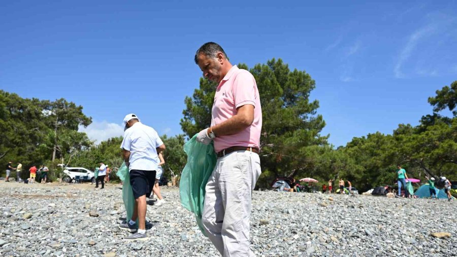 Denizin Dibinden Pet Şişeler, Otomobil Lastiği, İzmarit, Poşet Çıktı