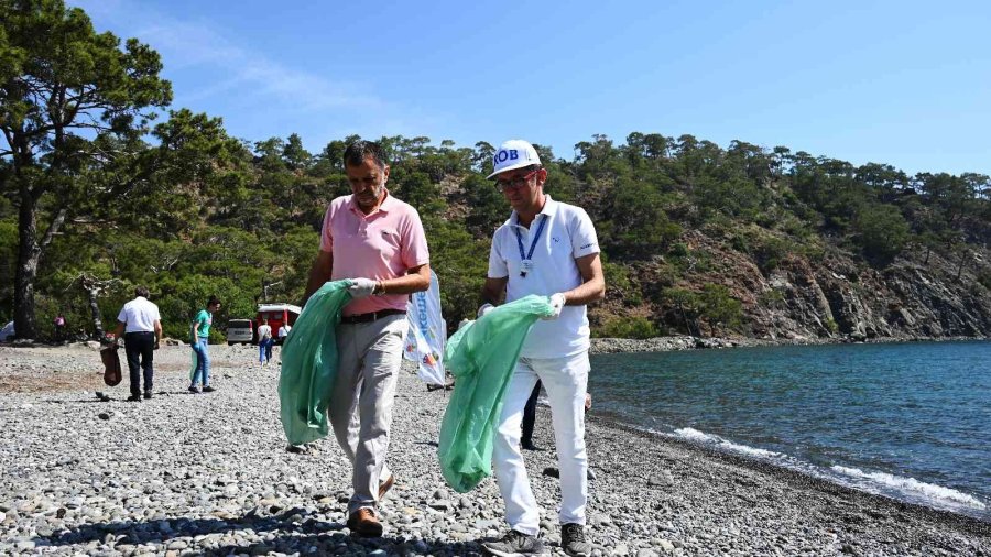 Denizin Dibinden Pet Şişeler, Otomobil Lastiği, İzmarit, Poşet Çıktı