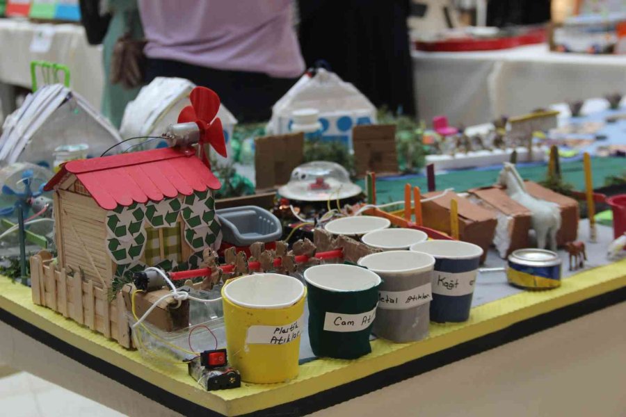 Öğrencilerin Hazırladığı Geri Dönüşüm Sergisi Açıldı