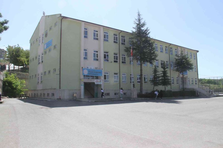 Okulda Heimlich Manevrası Hayat Kurtardı