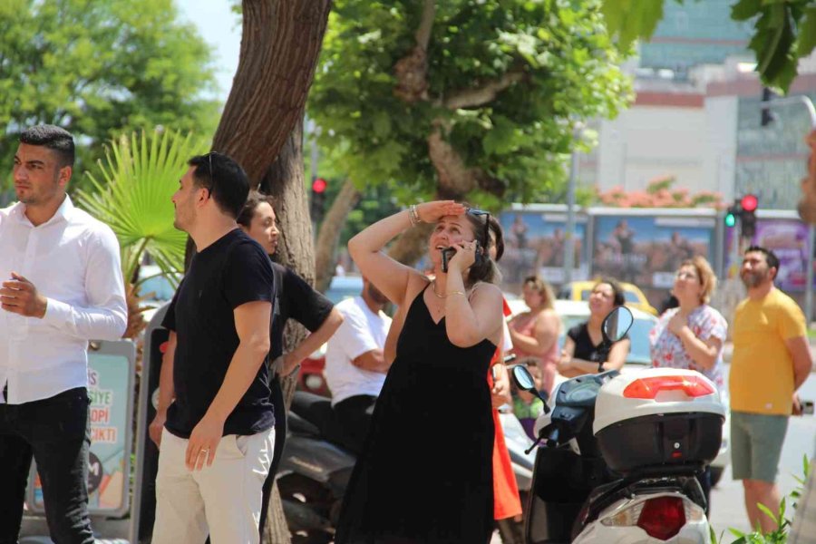 Bunalıma Giren Yaşlı Adam Evini Yakıp, Balkondan Atladı