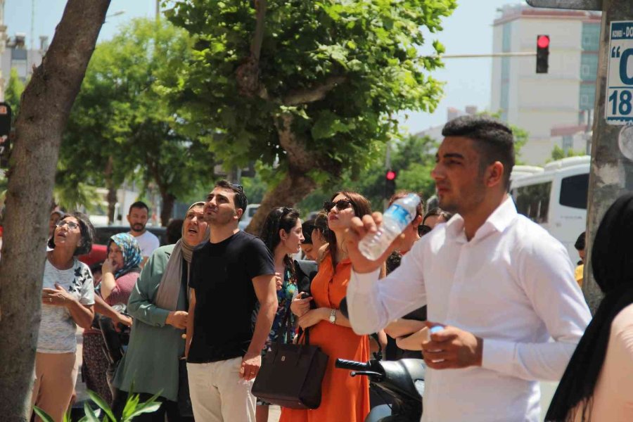 Bunalıma Giren Yaşlı Adam Evini Yakıp, Balkondan Atladı