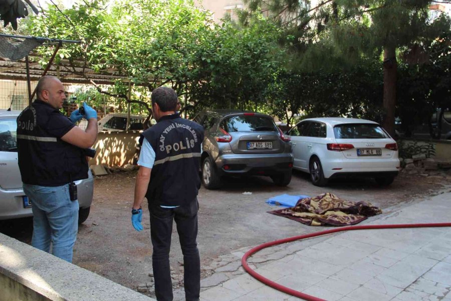 Bunalıma Giren Yaşlı Adam Evini Yakıp, Balkondan Atladı