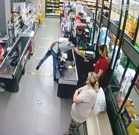 Antalya’da Zincir Markette Silahlı Soygun Kamerada