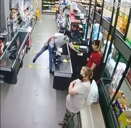 Antalya’da Zincir Markette Silahlı Soygun Kamerada