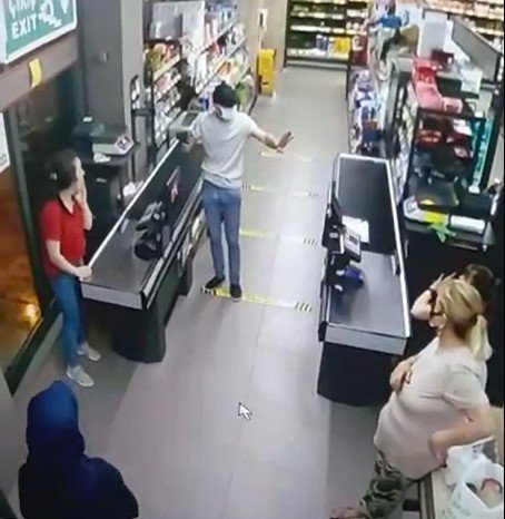 Antalya’da Zincir Markette Silahlı Soygun Kamerada