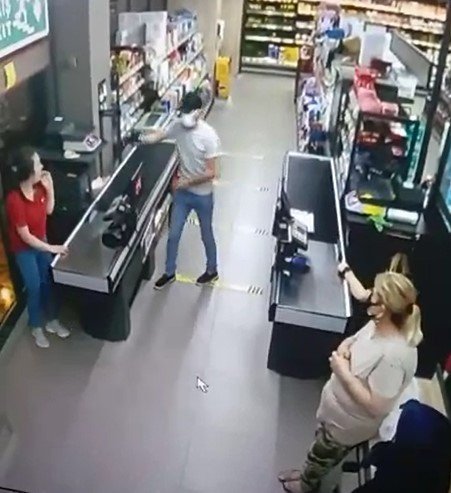 Antalya’da Zincir Markette Silahlı Soygun Kamerada