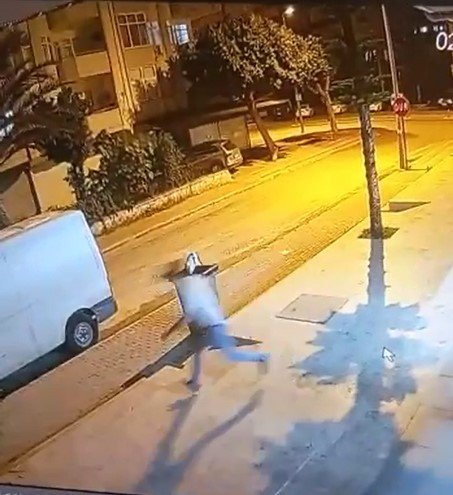 Antalya’da Zincir Markette Silahlı Soygun Kamerada