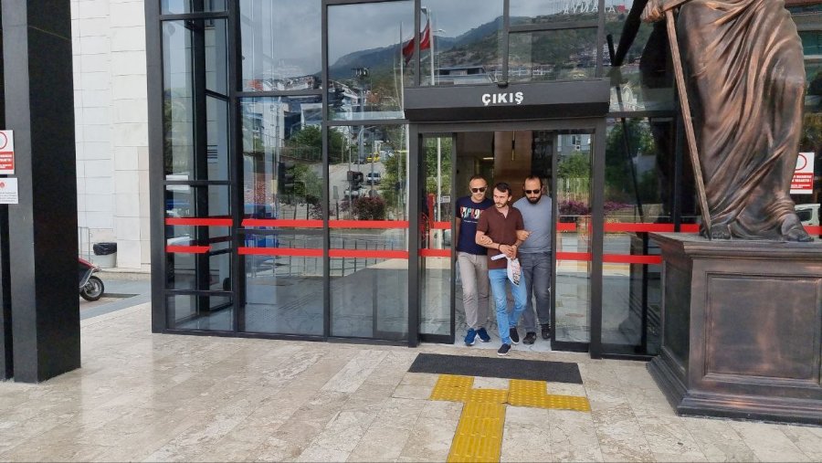 Antalya’da Maskeli Silahlı Zincir Market Soyguncusu Tutuklandı