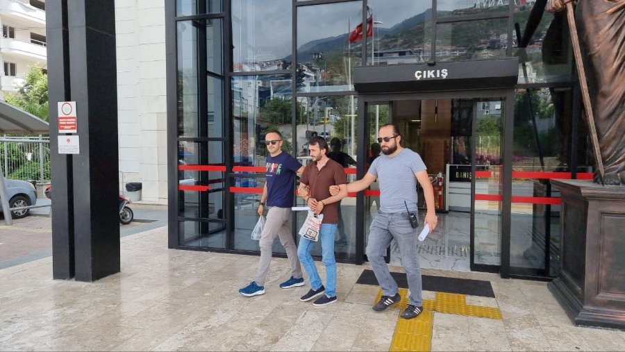 Antalya’da Maskeli Silahlı Zincir Market Soyguncusu Tutuklandı
