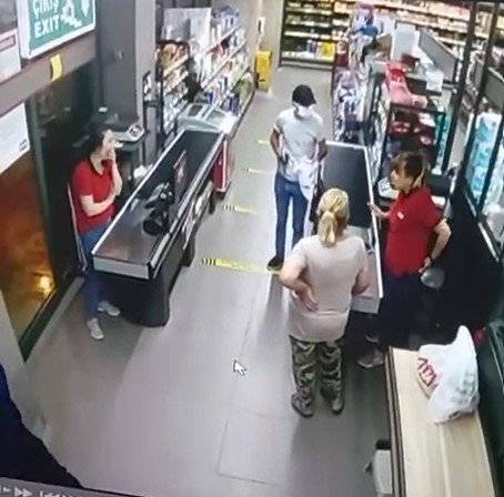 Antalya’da Zincir Markette Silahlı Soygun Kamerada