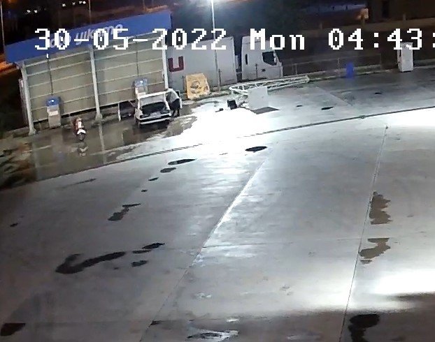 Sahibinin İçinde Uyuduğu Araçtan Cep Telefonunu Çalıp Rahat Tavırlarıyla Pes Dedirtti