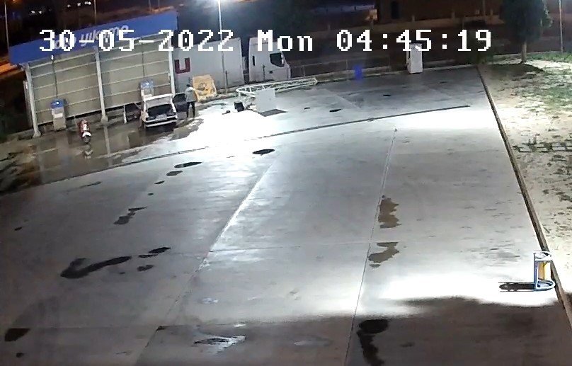 Sahibinin İçinde Uyuduğu Araçtan Cep Telefonunu Çalıp Rahat Tavırlarıyla Pes Dedirtti