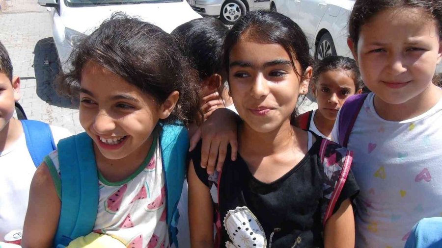 Müdürün Okul Çıkışı Öğrencileri Akan Trafikte Karşıya Geçirme Çabası