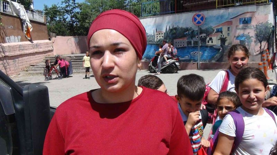 Müdürün Okul Çıkışı Öğrencileri Akan Trafikte Karşıya Geçirme Çabası