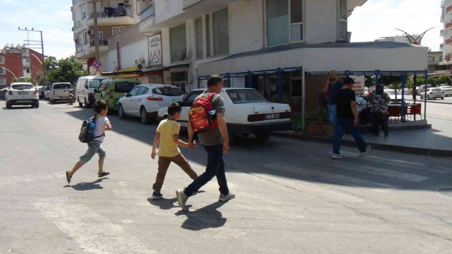 Müdürün Okul Çıkışı Öğrencileri Akan Trafikte Karşıya Geçirme Çabası