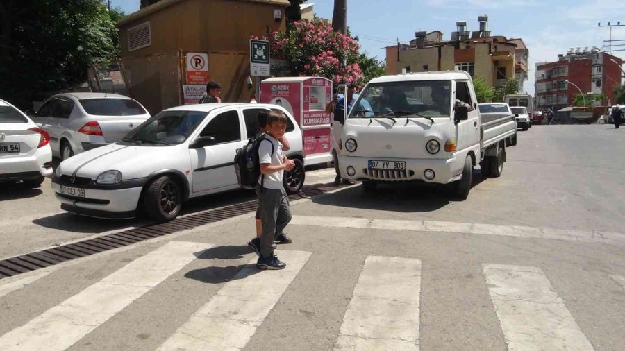 Müdürün Okul Çıkışı Öğrencileri Akan Trafikte Karşıya Geçirme Çabası