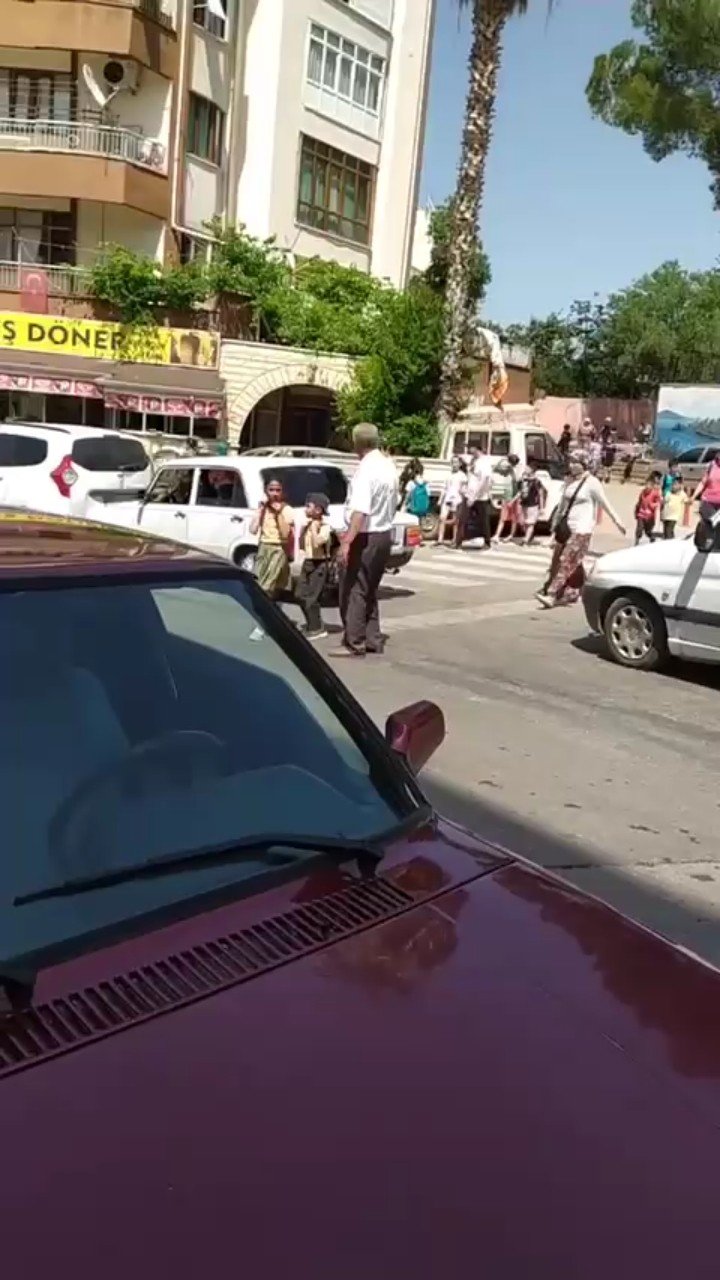 Müdürün Okul Çıkışı Öğrencileri Akan Trafikte Karşıya Geçirme Çabası