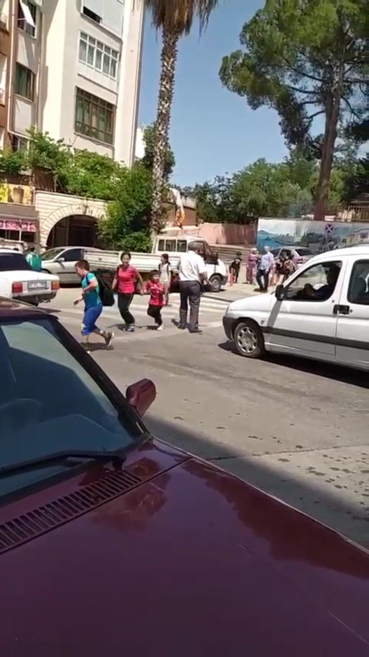 Müdürün Okul Çıkışı Öğrencileri Akan Trafikte Karşıya Geçirme Çabası