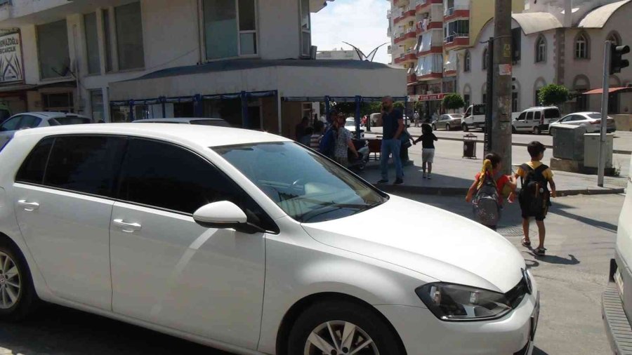 Müdürün Okul Çıkışı Öğrencileri Akan Trafikte Karşıya Geçirme Çabası