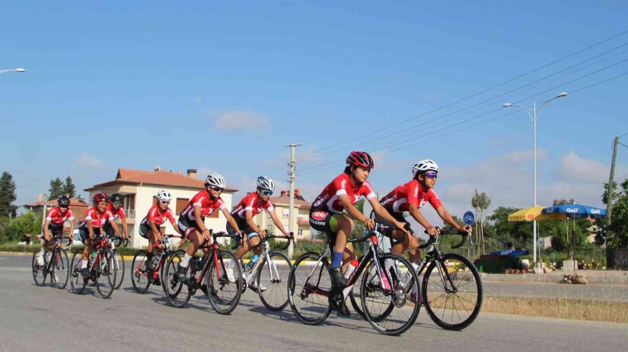Yıldız Kızlar Bisiklet Milli Takımı, Antalya’da Hazırlıklarını Sürdürüyor