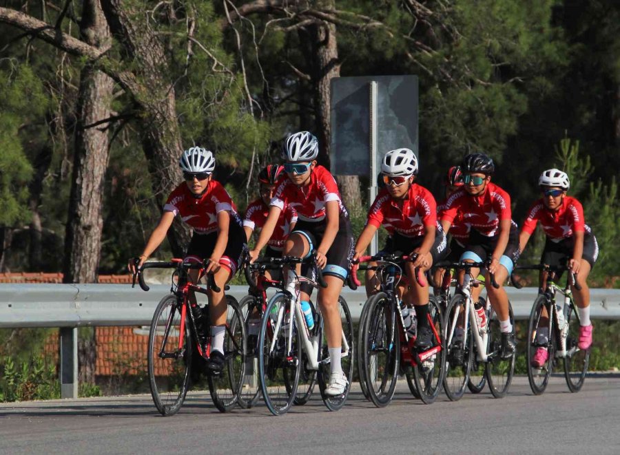 Yıldız Kızlar Bisiklet Milli Takımı, Antalya’da Hazırlıklarını Sürdürüyor