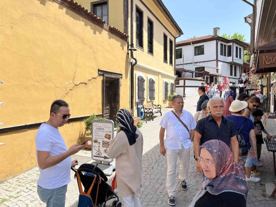 Tarihi Odunpazarı Bölgesinde Hafta Sonu Yoğunluğu