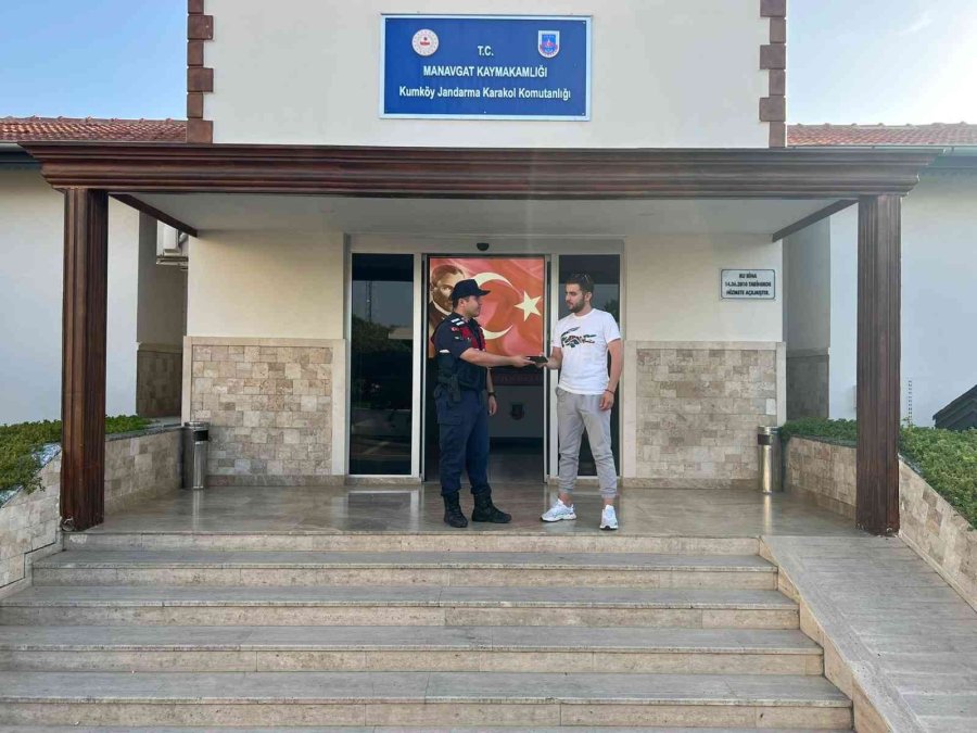 Sahibinin İçinde Uyuduğu Araçtan Cep Telefonunu Çalıp Rahat Tavırlarıyla Pes Dedirtti