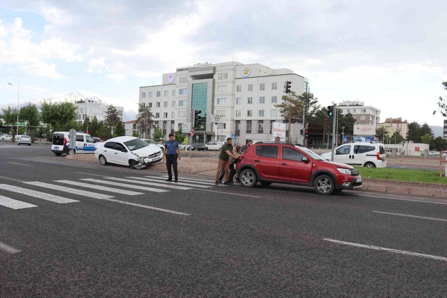 Otomobiller Çarpıştı; 1 Yaralı