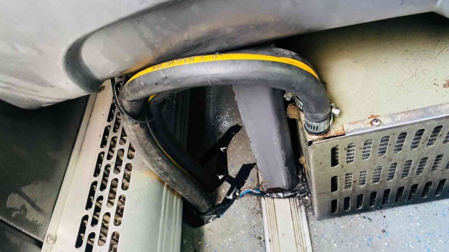 Minibüsün Buhar Borusu Delindi: 4 Yaralı