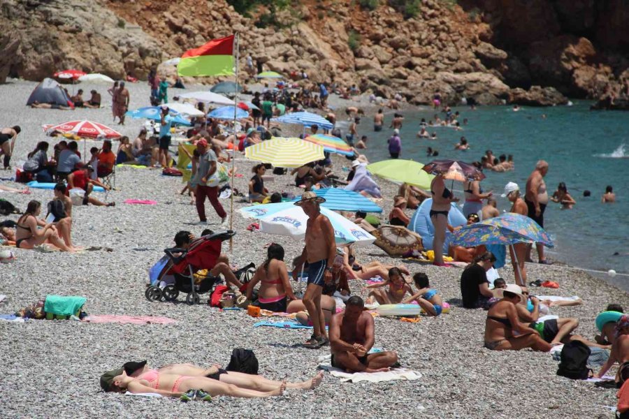 Dünyaca Ünlü Sahilde Hafta Sonu Doldu Taştı, Yamaç Paraşütçüleri Yasak Dinlemedi