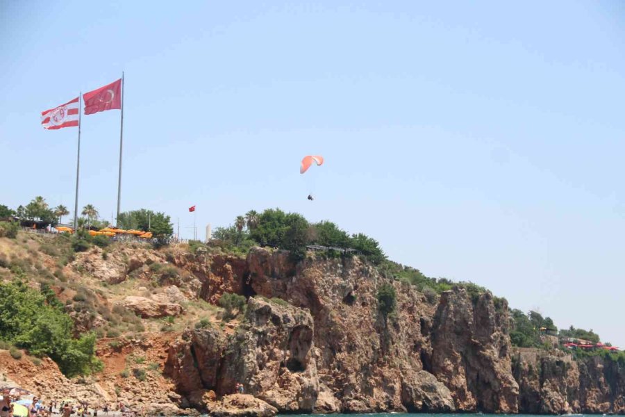 Dünyaca Ünlü Sahilde Hafta Sonu Doldu Taştı, Yamaç Paraşütçüleri Yasak Dinlemedi