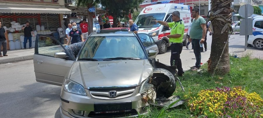 Sağlık Çalışanları Kazada Araçta Sıkışan Sürücü İçin Seferber Oldu