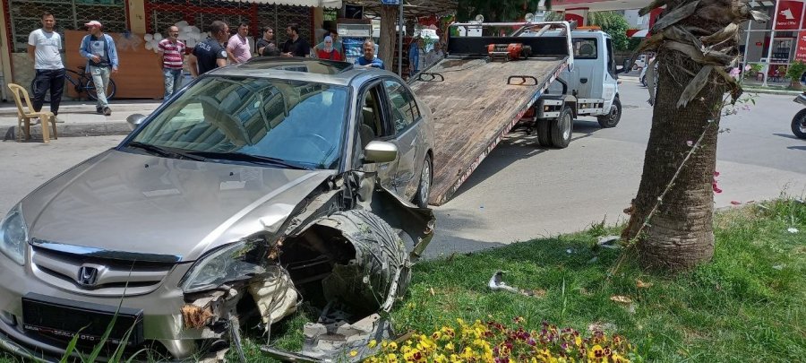 Sağlık Çalışanları Kazada Araçta Sıkışan Sürücü İçin Seferber Oldu