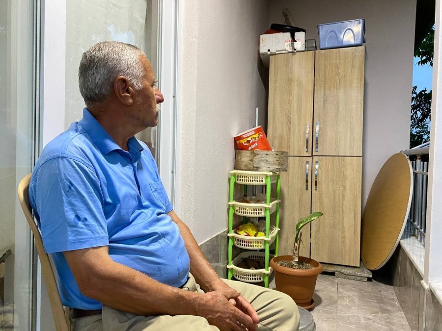 Evinin Balkonuna Yuva Yapan Serçenin Yavrularına Sahip Çıktı