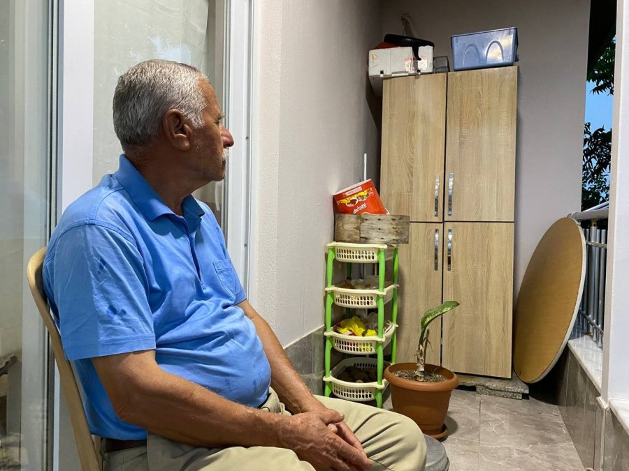 Evinin Balkonuna Yuva Yapan Serçenin Yavrularına Sahip Çıktı