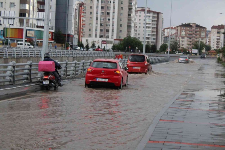 Sağanak Yağış Hayatı Olumsuz Etkiledi