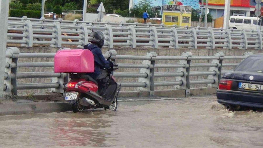 Sağanak Yağış Hayatı Olumsuz Etkiledi