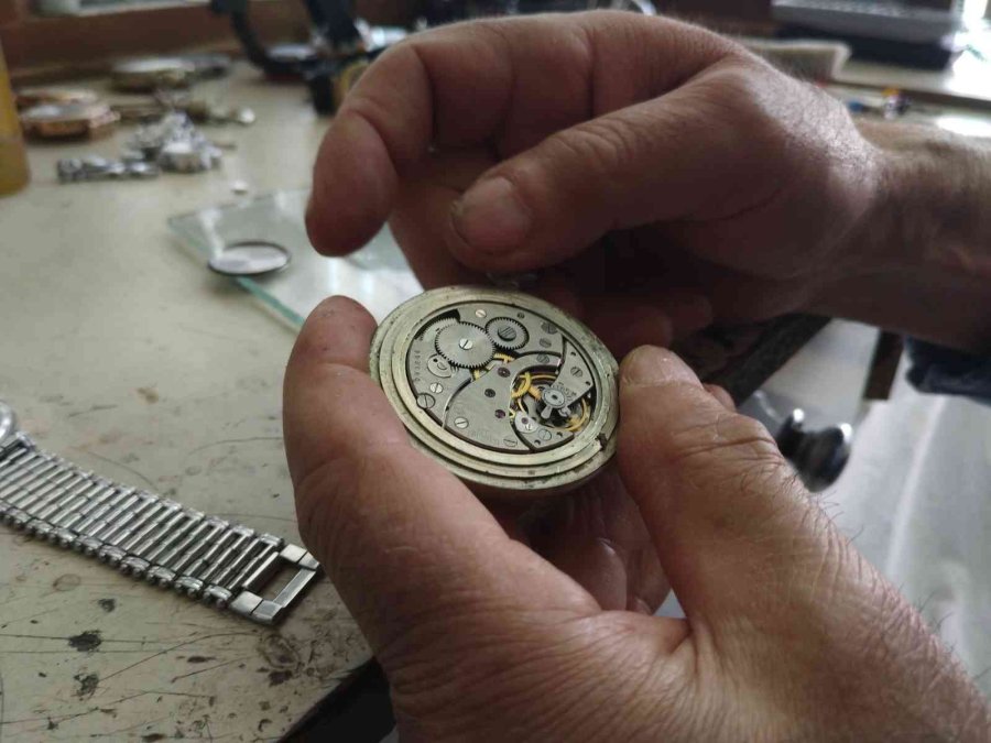 Komşusu Çırak Olarak Verdi, 55 Yıldır Kurmalı Saat Tamir Ediyor