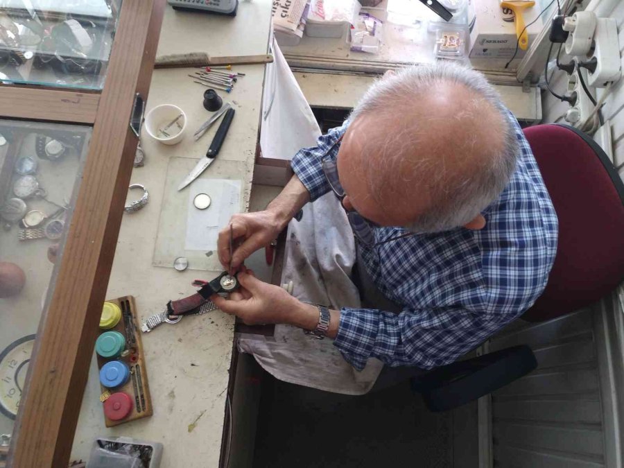 Komşusu Çırak Olarak Verdi, 55 Yıldır Kurmalı Saat Tamir Ediyor