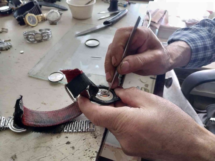 Komşusu Çırak Olarak Verdi, 55 Yıldır Kurmalı Saat Tamir Ediyor