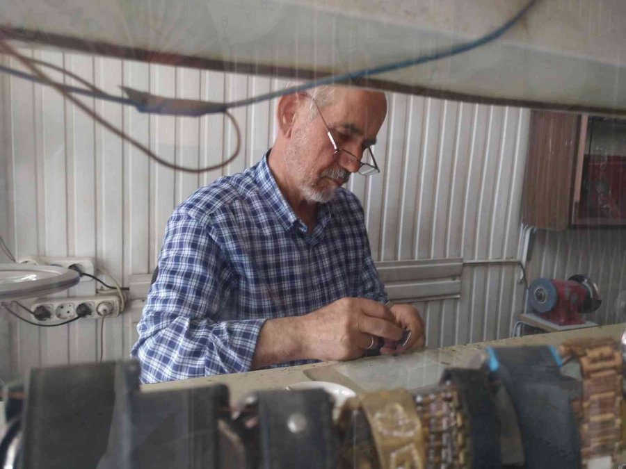 Komşusu Çırak Olarak Verdi, 55 Yıldır Kurmalı Saat Tamir Ediyor