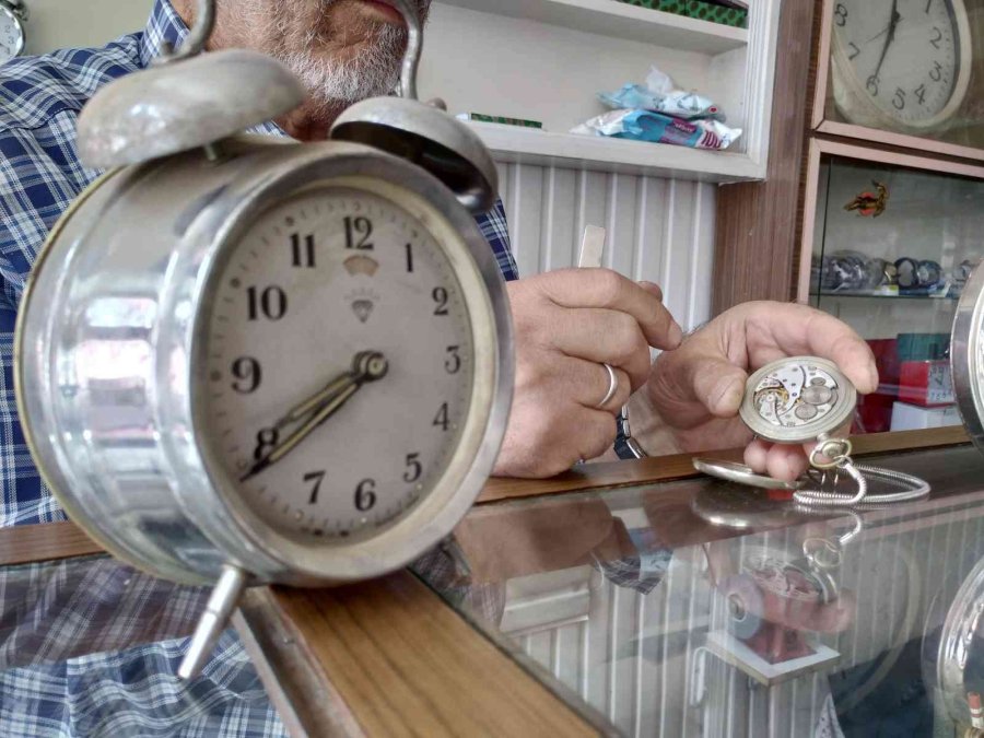 Komşusu Çırak Olarak Verdi, 55 Yıldır Kurmalı Saat Tamir Ediyor
