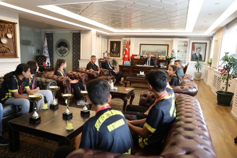 Başkan Palancıoğlu Şampiyonları Ağırladı