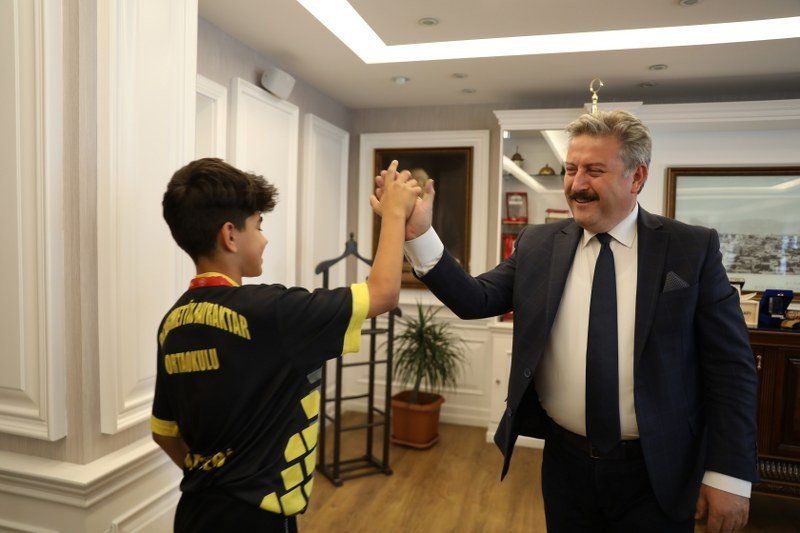 Başkan Palancıoğlu Şampiyonları Ağırladı