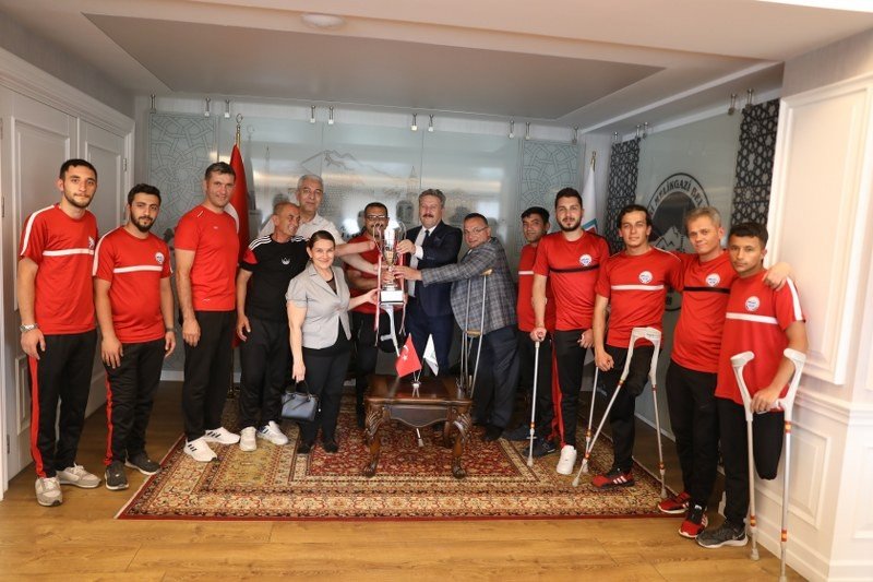 Başkan Palancıoğlu Şampiyonları Ağırladı