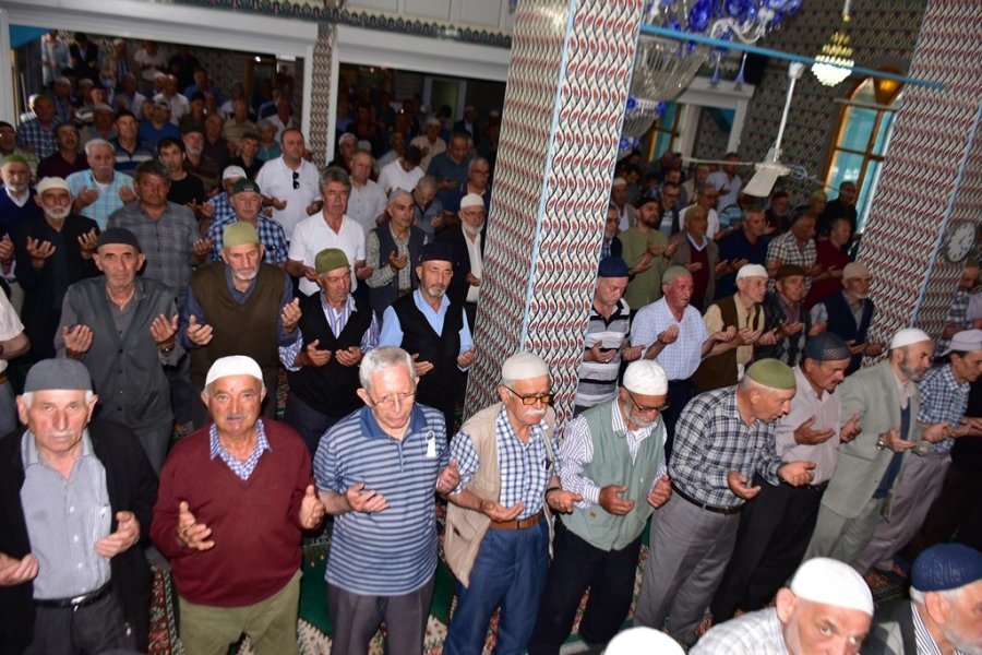 İnönü’de 2 Bin Kişi Yağmur Duası İçin Bir Araya Geldi