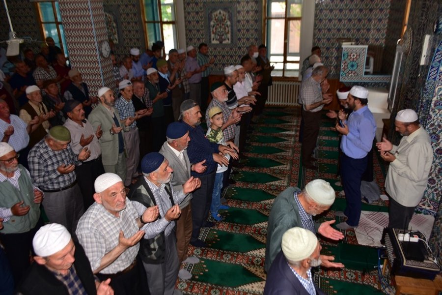 İnönü’de 2 Bin Kişi Yağmur Duası İçin Bir Araya Geldi