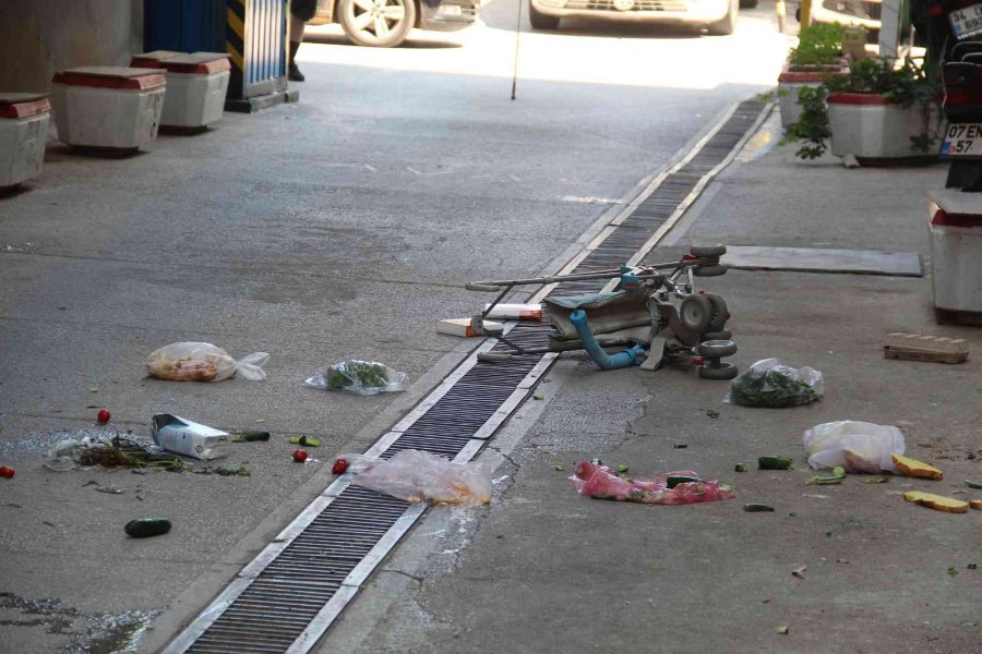 Eşyalarını Aşağı Atıp, Balkonda Keyif Yaptı, Polisi Ve İtfaiyeyi Alarma Geçirdi