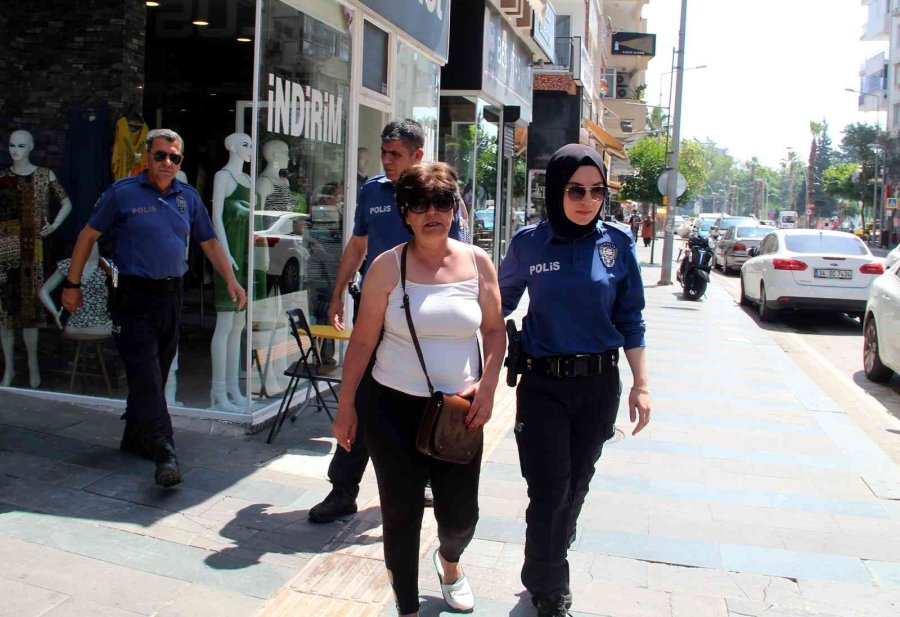 Eşyalarını Aşağı Atıp, Balkonda Keyif Yaptı, Polisi Ve İtfaiyeyi Alarma Geçirdi